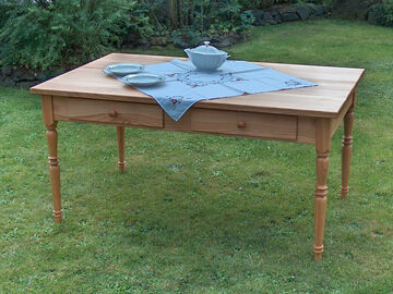 Tisch aus Kirschbaumholz